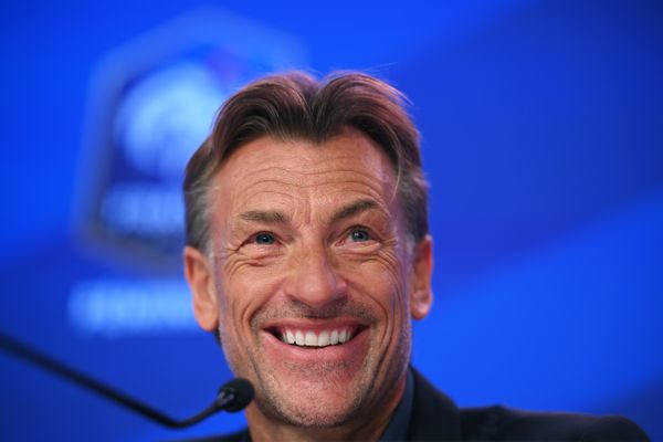 Le nouveau sélectionneur des Bleues Hervé Renard a plongé dans le grand bain ce 3 avril avec la découverte de ses joueuses et du château de Clairefontaine, centre d'entraînement d'une équipe de France féminine en pleine transformation à quatre mois du Mondial.