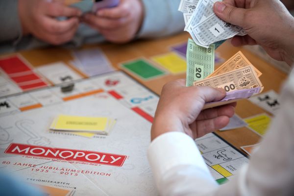 Le Monopoly, un jeu de société qui est joué dans le monde entier.