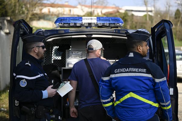 Le cauchemar se poursuit quand la victime est obligée, sous les menaces, d'appeler sa mère pour réclamer une rançon de 2000 euros.