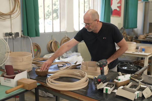 Florian Houdmon, ancien ébéniste, a décidé de se lancer dans la fabrication artisanale de tamis.