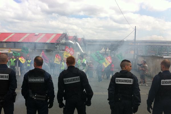 Gendarmes, manifestants et pompiers : le cocktail de la grève des cheminots au technicentre de Vauzelles