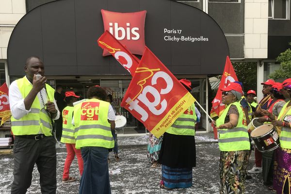 Les grévistes manifestent tous les jours depuis le 17 juillet devant l’hôtel.