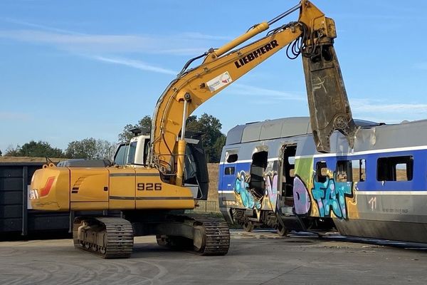 La cisaille très puissante déchire la tôle du vieux TGV au centre de démantèlement de Grémonville 