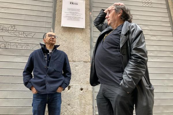 Deux des musiciens du groupe "carte de séjour", devant la plaque hommage à Lyon