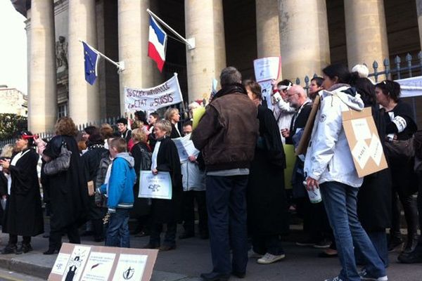 Une cinquantaine de personnes, dont une majorité de greffiers, se sont rassemblés ce mardi matin devant le palais de justice de Caen