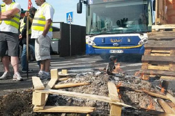 Des pneus avaient été brûlés devant le dépôt de bus de Langlade. 