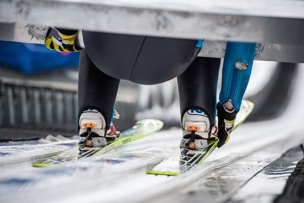 Un sauteur sur la piste d'élan du tremplin de Chaux-Neuve