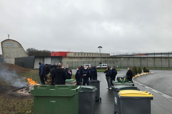 Les agents pénitentiaires se sont rassemblés dès 6 heures du matin en soutien à leur collègue agressée la vielle (ici ce 11 décembre vers midi).