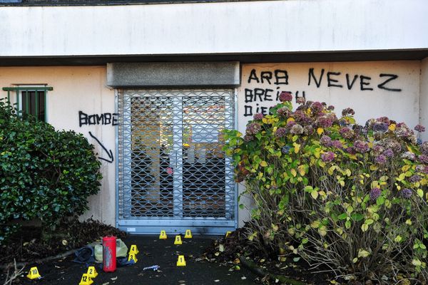 Le 19 décembre 2013, les démineurs font exploser un engin placé devant la Perception de Lanmeur (29). Une revendication signée ARB Nevez a été trouvée sur place.