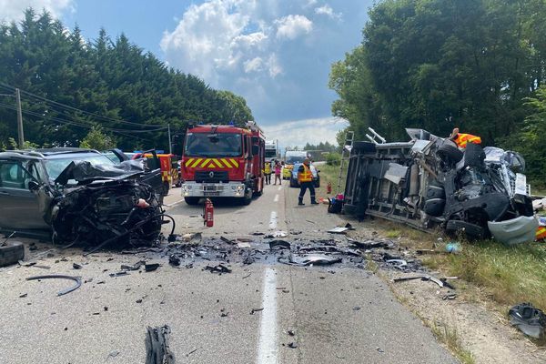 Un accident de la route entre un camping-car et une voiture fait huit blessés dont quatre en urgence absolue sur la RD1085 à Beaucroissant en Isère.