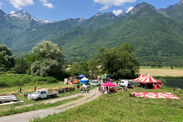 Les opposants au projet de liaison ferroviaire Lyon-Turin, appelés à manifester en Maurienne les 17 et 18 juin, installent leur camp à La Chapelle (Savoie).