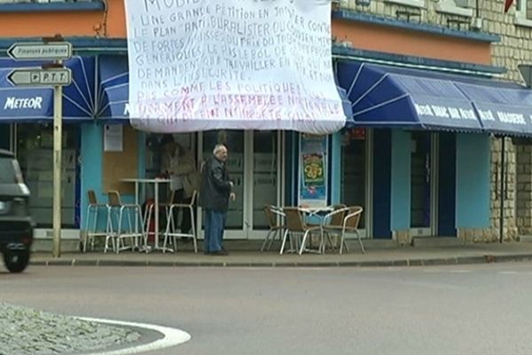 La banderole orne la devanture du tabac depuis plusieurs semaines