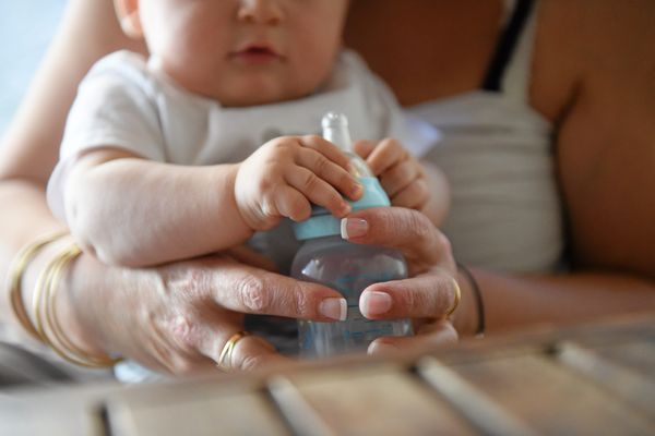 Un bébé de 4 mois fait un coma éthylique : au moment de faire son biberon, sa grand-mère a confondu l’eau avec du vin blanc.