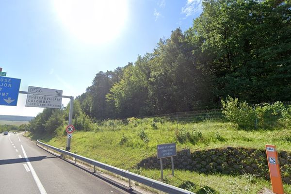 L'accident s'est produit peu après la sortie de l'autoroute A5 située à hauteur de Ville-sous-la-Ferté.