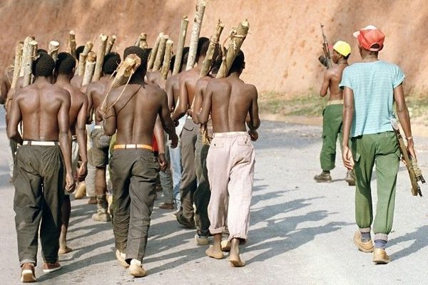 Un groupe de jeunes miliciens Hutus, à la sortie de Gitarama au Rwanda, le 11 juin 1994