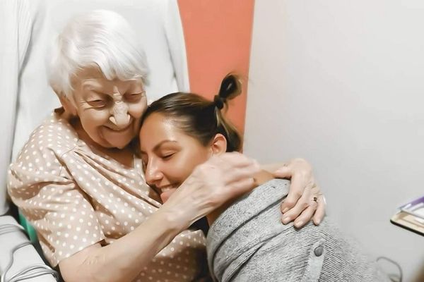 Marine et son arrière grand-mère qui va fêter ses 101 ans le 18 décembre 2020. Souvenir d'avant le Grand Confinement 