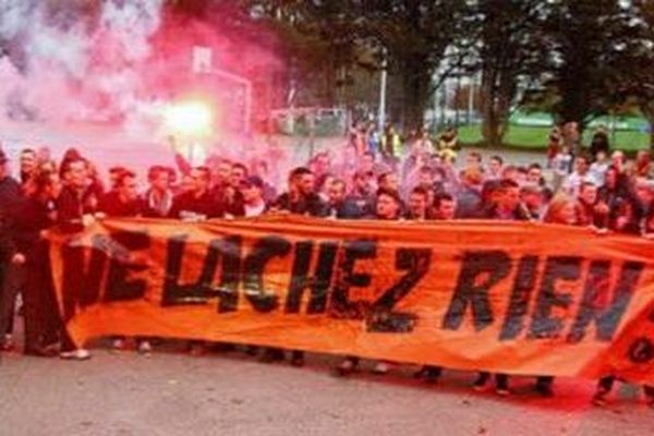 Soutien des supporters du FC Lorient au personnel soignant face à la crise de coronavirus.