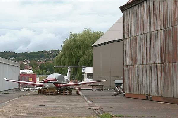 La rénovation d'un des deux hangars de l'aérodrome de Thise, près de Besançon (Doubs), est presque achevée