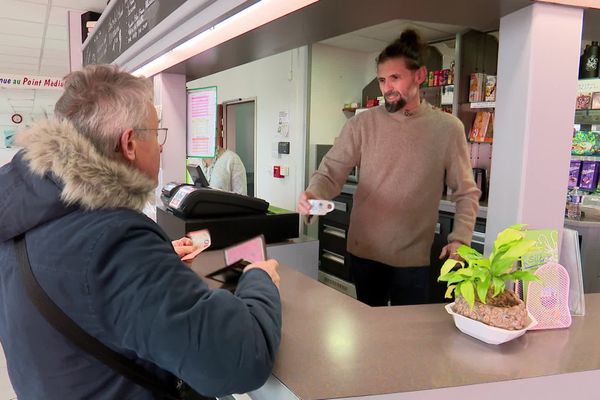 Le café est le prétexte au comptoir de Silène pour engager la conversation entre soignants et patients.