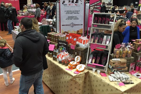 les stands regorgent de chocolat et autres confiseries