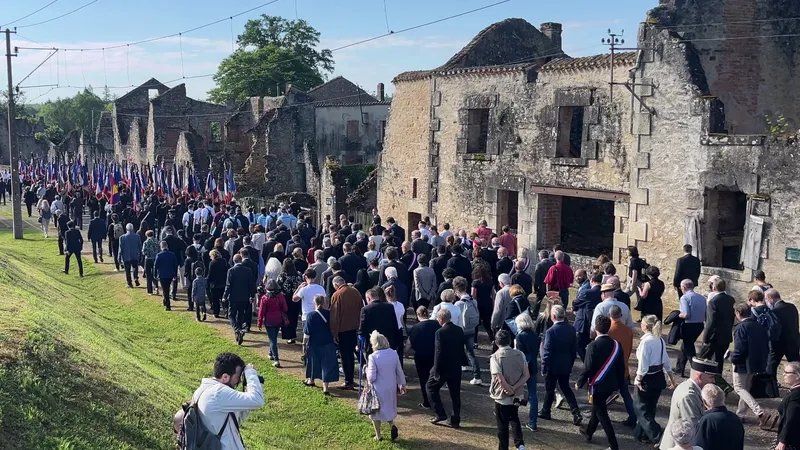 L'émotion est vive à Oradour pour la commémoration des 80 ans du massacre. Les descendants des familles, les personnalités déambulent dans les ruines du village martyr.