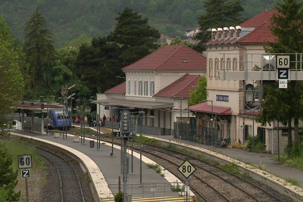 Les usagers des TER se mobilisent ce samedi 27 mai en gare de Veynes (Hautes-Alpes) pour garder leur guichet et contre la hausse des tarifs.