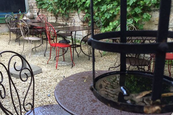 Avec la pluie, les terrasses sont désertées.