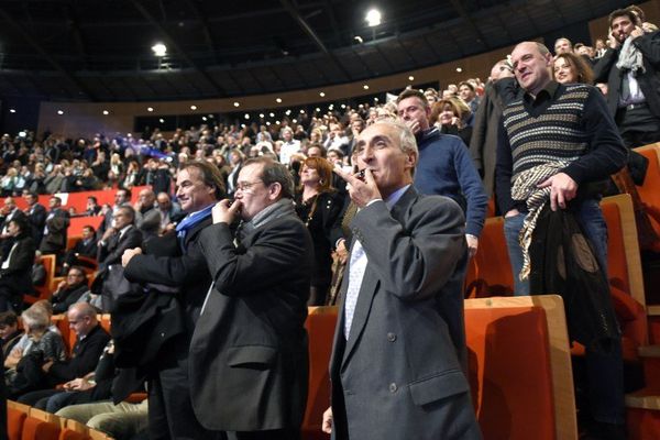 Les patrons réunis mercredi à Lyon ont sifflé le gouvernement pour signifier leur désaccord profond avec la politique engagée.  