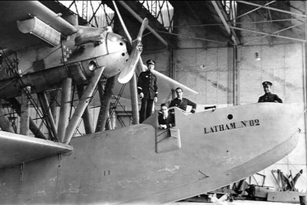 Des officiers de la marine Nationale à l'usine d'hydravions de Caudebec-en-Caux