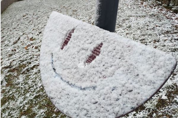 Au pied de la citadelle de Besançon (Doubs), drôle de rencontre le 2 décembre 2023 après des chutes de neige.