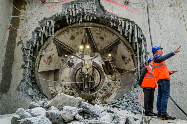 Foreuse sous-terraine pour construire une voie de métro (illustration)