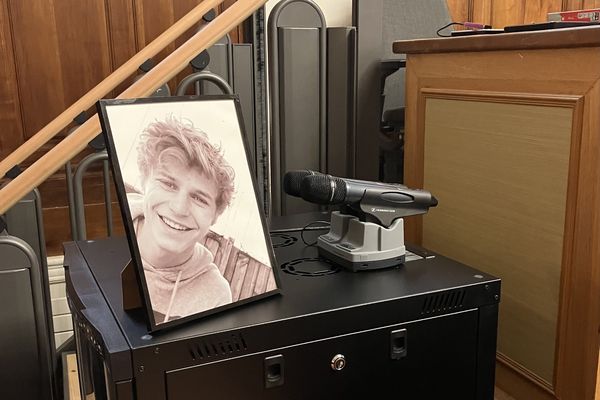 A l'ouverture du procès en assises, le 7 octobre 2024, les parents de Pierrick Berthier ont souhaité déposer une photo de lui dans la salle d'audience, face au box des accusés.