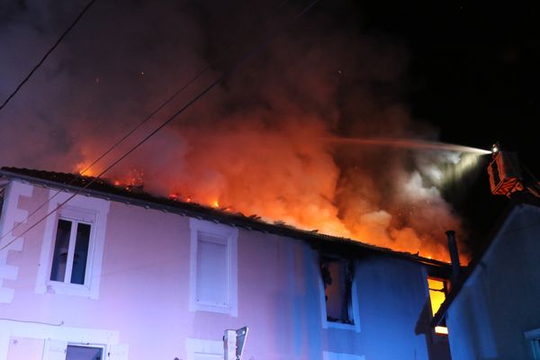 L'incendie dans l'appartement et la toiture de cet immeuble rue Victor Thuillat à Limoges ce samedi 12 novembre 2022