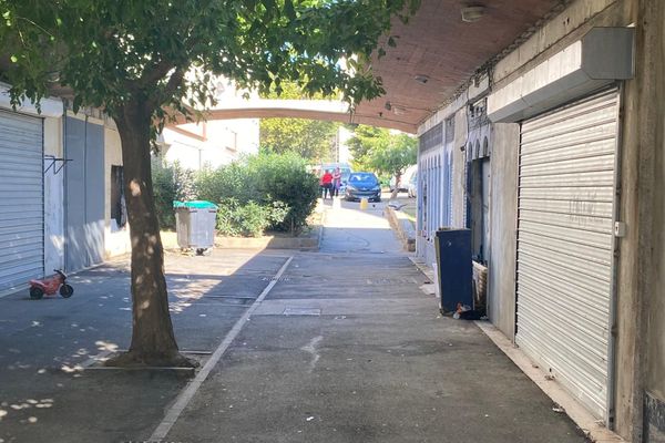 Perpignan - le quartier du Champ de Mars face au lycée Jean Lurçat et l'allée où l'homme a été tué - 8 septembre 2020.