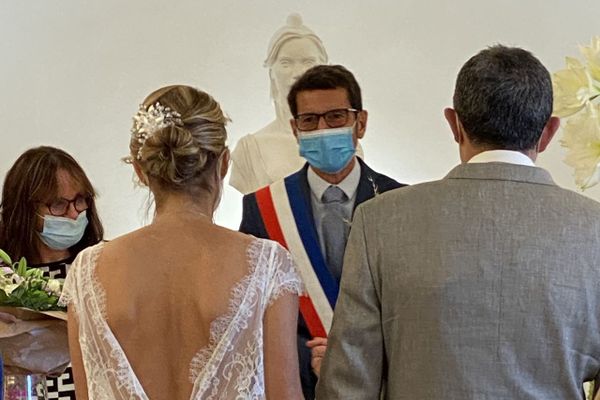 Les rassemblements familiaux de plus 30 personnes, comme les mariages, sont interdites dans des établissements recevant du public en Corse, en raison de la crise sanitaire. 