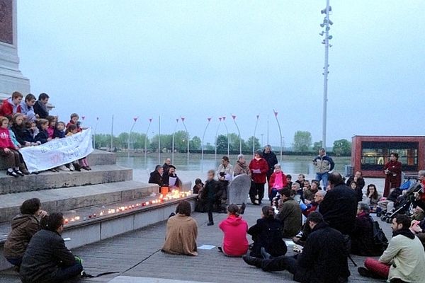 Les opposants au mariage pour tous se sont retrouvés pour une veillée sur l'Esplanade Lamartine, à Mâcon, en Saône-et-Loire, mardi 30 avril 2013.