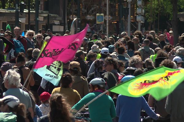 Plusieurs milliers de personnes ont répondu présentes pour cette marche festive sous le soleil.