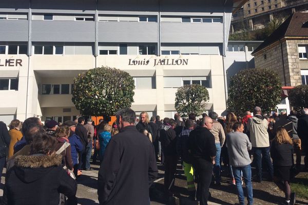 400 personnes ont manifesté ce matin pour la sauvegarde de leur hôpital