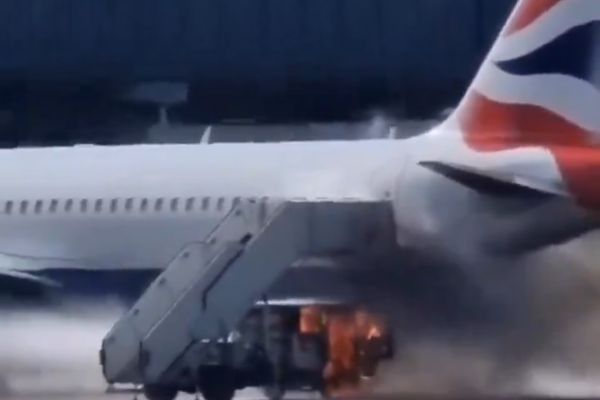 Un incident impressionnant s'est produit à l'aéroport de Londres Heathrow lundi 24 juin 2024, lorsqu'un véhicule d'escalier mobile a pris feu à proximité d'un Airbus A320 de British Airways.