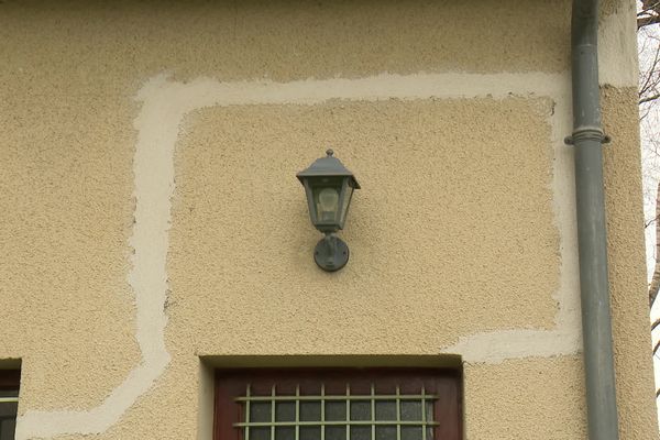 La façade d'une maison à Pont-Péan fissurée car l'argile s'est rétractée à cause de la sécheresse