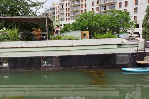 Alexandre vit dans une péniche.