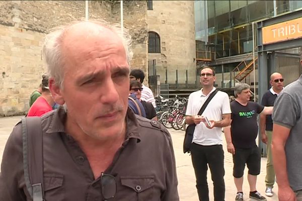 Philippe Poutou devant le tribunal de Bordeaux ce mardi