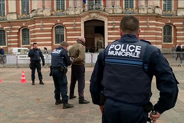 Démonstration d'interpellation d'un méchant par la police municipale