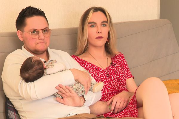 Un couple transgenre donne naissance à une petite fille, une première en France.