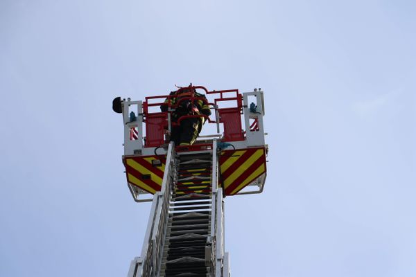 Les pompiers du Pas-de-Calais ont du sortir la grande échelle pour éteindre un incendie rue d'Estaires, à La Couture. Un corps sans vie a été découvert dans les décombres.