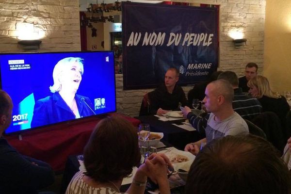 Au QG de Marine Le Pen à Strasbourg, l'ambiance est conviviale