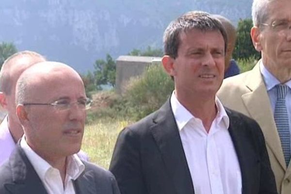 Manuel Valls, ministre de l'Intérieur (au centre), en compagnie d'Eric Ciotti, président du Conseil général 06 (à gauche) et du préfet des Alpes-Maritimes, Adolphe Colrat, à Tourettes-sur-Loups, le 9 août 2013