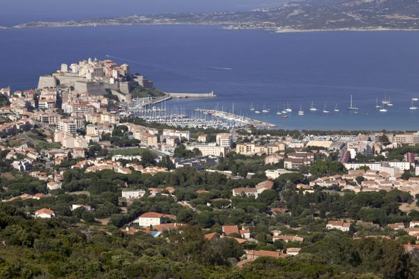 La ville de Calvi et sa citadelle.