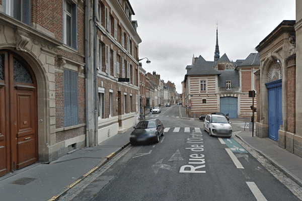 Une voiture et un scooter se sont percutés dans cette rue, non loin de la cathédrale d'Amiens.