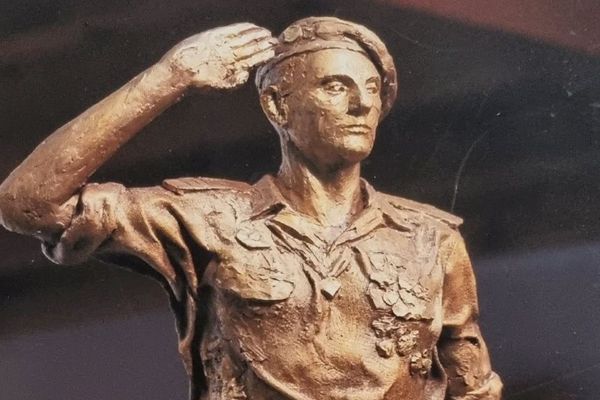 Projet de statue du général Bigeard. Le centre culturel France-Algérie de Carpentras adresse un courrier au sous-préfet de Toul pour l'interdire.